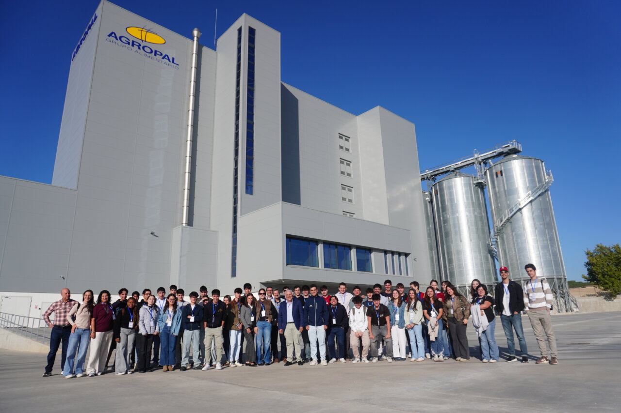 Grupo de estudiantes de la Universidad de Valladolid en la planta NaturAvena de Agropal