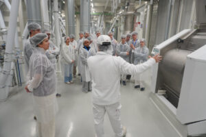 Estudiantes de la Universidad de Valladolid en la planta NaturAvena de Agropal